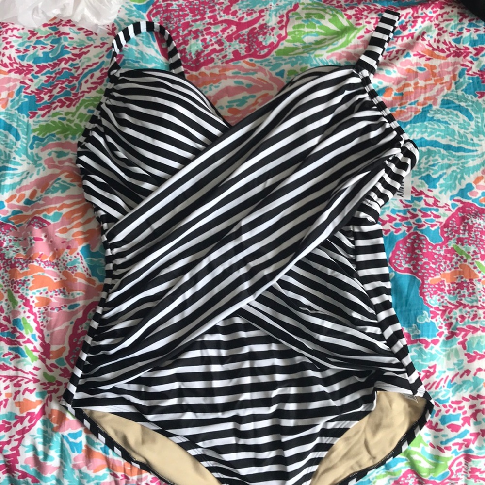 NWT Old Navy 1X Underwire One Piece Swim